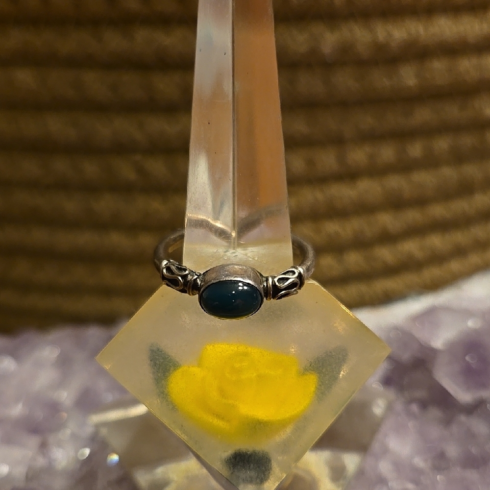 Vintage Elegant Sterling Silver Ring with Green Stone